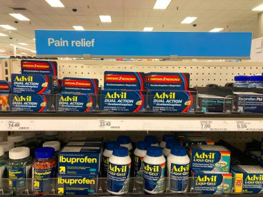 Perakende rafında ağrı kesici ilaçlar, Advil Dual Action ve ibuprofen gibi mavi bir ağrı kesici işareti altında gösteriliyor. Yakın plan - Kaliforniya, ABD - 17 Şubat 2025