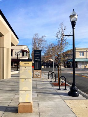 Sunnyvale şehir merkezindeki yön tabelasında, Sunnyvale, California, ABD - 28 Ocak 2025 tarihli tarihi Murphy Bulvarı, Caltrain ve yakındaki caddeler için yol bulma bilgileri yer alıyor.