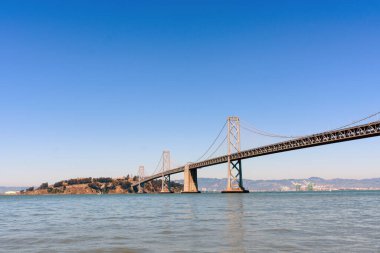 San Francisco Körfezi 'nin sakin sularına yayılan Bay Köprüsü manzarası.