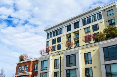 Modern lüks apartman kompleksinin üst katlarının dış görünüşü.