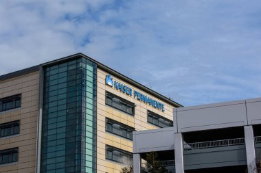 Kaiser Permanente hastanesinin dış binası. - Redwood City, California, ABD - 23 Şubat 2025