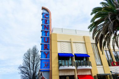 Century Tiyatrosu 'ndaki dikey tabela. - Redwood City, California, ABD - 23 Şubat 2025