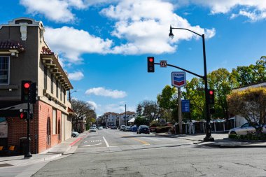 Los Altos şehir merkezindeki kavşakta Chevron benzin istasyonu işareti ve trafik işaretleri - Los Altos, California, ABD - 2 Mart 2025