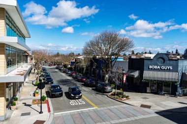 Los Altos şehir merkezindeki eyalet caddesine bakan park halindeki araçlar, restoranlar ve küçük işletmeler Los Altos, California, ABD - 2 Mart 2025