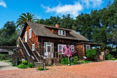 J. Gilbert Smith Evi, iki katlı tarihi bir bina, çevresi yeşilliklerle çevrili ve Los Altos Tarih Müzesi - Los Altos, Kaliforniya - 2 Mart 2025