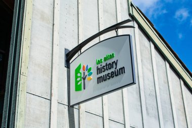 Los Altos Tarih Müzesi tabelası, müze binasının ön cephesinde logo. - Los Altos, Kaliforniya, ABD - 2 Mart 2025