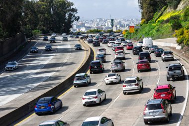 101. Otoyol 'un kuzeyde sıkışık bir şeridi San Francisco ufuk çizgisine doğru ilerliyor, San Francisco, California, ABD - 15 Mart 2025