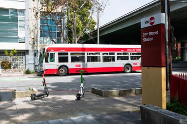 Caltrain İstasyonu 'ndaki San Francisco Muni otobüsü. Temiz Hava Taşıtları otobüsü 22. Cadde Caltrain İstasyonu tabelasının yanına park edilmiş ve yanında San Francisco, California, ABD - 15 Mart 2025
