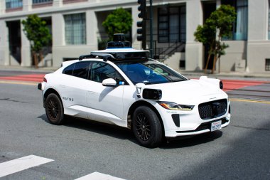 Waymo Jaguar I-PACE otomatik sürüş teknolojisiyle donatılmış bir şehir kavşağında, görünür sensörler ve kameralar - San Francisco, California, ABD - 15 Mart 2025