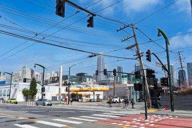 4. cadde ile Bryant caddelerinin kesiştiği yerde Shell benzin istasyonu, yayalar kalabalık bir şehir merkezinden geçiyorlar - San Francisco, California, ABD - 15 Mart 2025