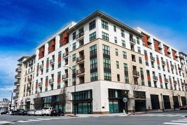 Zemin kat perakende satış alanları olan Kardinal Lüks Apartmanı 'nın dış görünüşü - Redwood City, California, ABD - 23 Şubat 2025