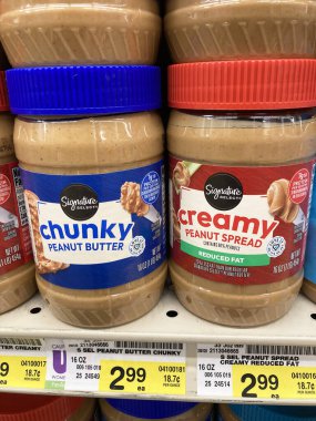 İmza Chunky Fıstık Ezmesi ve Kremalı Fıstık Ezmesi Kavanozları Kaliforniya, ABD - 23 Mart 2025