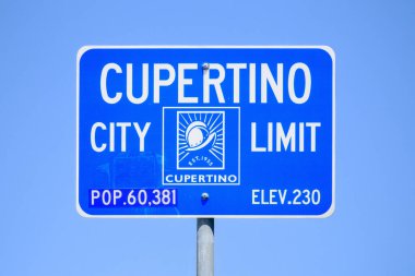 Cupertino şehir sınırı işareti, nüfus ve yükseklik ayrıntılarını gösteriyor. Yakın plan - Cupertino, California, ABD - 4 Nisan 2025