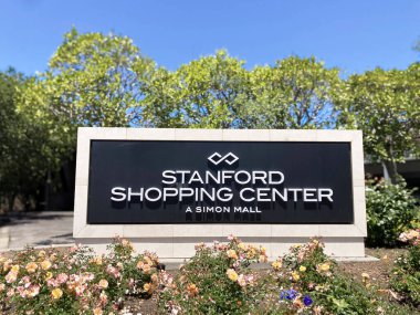 Stanford Alışveriş Merkezi, Simon Alışveriş Merkezi, çiçek ve yeşillik arasında sergilenen tabela - Palo Alto, Kaliforniya, ABD - 27 Mayıs 2025