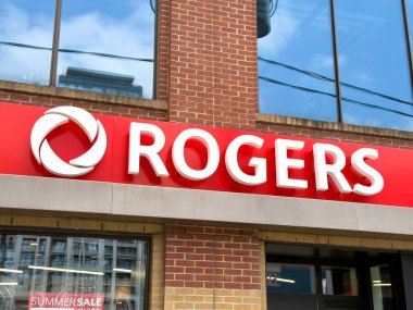 Rogers mağaza vitrininde şirket logosu ve ismi yazıyor. - Toronto, Kanada - 22 Haziran 2025