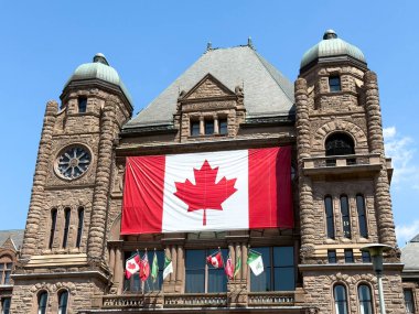 Ontario Yasama Binası 'nın dış görünüşü ön cephede asılı büyük bir Kanada bayrağı - Toronto, Kanada - 1 Temmuz 2025
