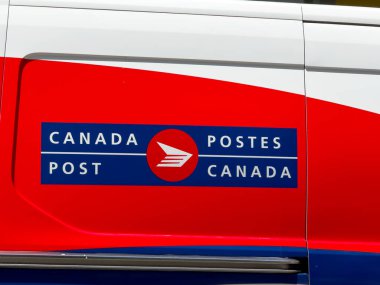 Kanada, Kanada, Toronto, Kanada, 23 Haziran 2025 tarihli kurumsal sembol ve iki dilli Fransızca ve İngilizce harfli beyaz bir teslimat aracının amblemini yayınladı.