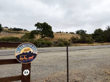 Mt. Hamilton Yolu 1876 çitlere bağlı daire işareti sessiz eyalet yolu 130 - San Jose, California, ABD - 16 Ağustos 2025