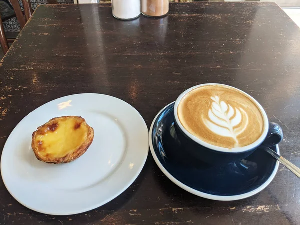 Чашка Капучино Пастель Ната Тарелке Кафе Утро Вкусным Завтраком Деревянном — стоковое фото