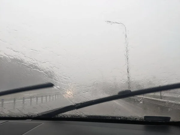在暴雨天气下驾驶汽车在高速公路上行驶 挡风玻璃试图清洁窗户以提高能见度 — 图库照片