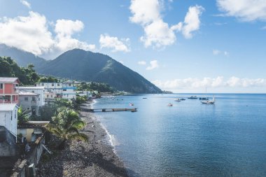 Dominica, Roseau 'daki Rocky plajı. Denize erişimi olan Karayip kıyı kenti