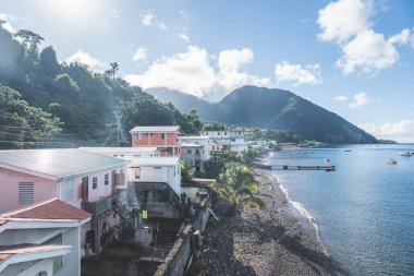 Dominica, Roseau 'daki Rocky plajı. Denize erişimi olan Karayip kıyı kenti