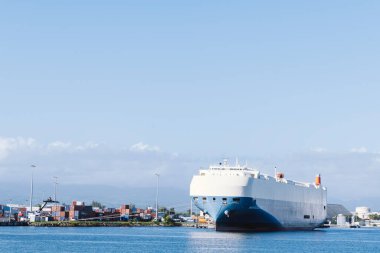 Guadeloupe, Pointe-Pitre - 10 Kasım 2022: Karayip sularında Japonya bayrağı altında seyreden araç taşıyıcıları.