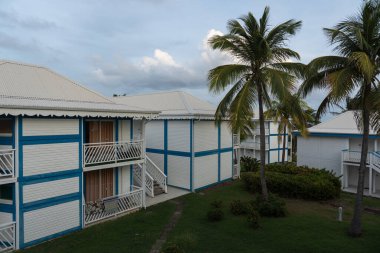 Guadeloupe Karayipler adasında bir patika olan yazlık evler.