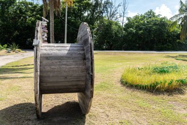 Yol kenarında duran boş ahşap bobin ya da halat için makara.