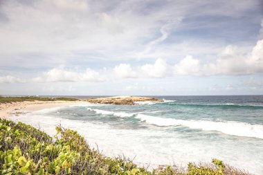 Karayipler 'deki Guadeloupe Adası' nda Atlantik Okyanusu ve kıyı manzarası