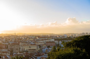 Lizbon, Portekiz 'in havadan panoramik görüntüsü. Lizbon 'un eski şehir siluetinin insansız hava aracı fotoğrafı. Portekiz 'in başkentinde gün doğumunda tarihi bölge