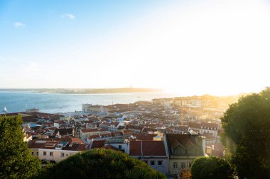 Lizbon, Portekiz 'in havadan panoramik görüntüsü. Lizbon 'un eski şehir siluetinin insansız hava aracı fotoğrafı. Portekiz 'in başkentinde gün doğumunda tarihi bölge