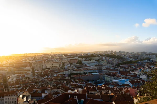 Lizbon, Portekiz 'in havadan panoramik görüntüsü. Lizbon 'un eski şehir siluetinin insansız hava aracı fotoğrafı. Portekiz 'in başkentinde gün doğumunda tarihi bölge