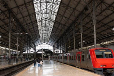 Lizbon 'daki Rossio tren istasyonu. Binanın içinde, peron ve tren rayları kalkmayı bekliyor.