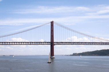 25 Nisan Köprüsü veya Ponte 25 Abril Lizbon, Portekiz 'de yer almaktadır. Tagus Nehri üzerindeki ilk asma köprü.