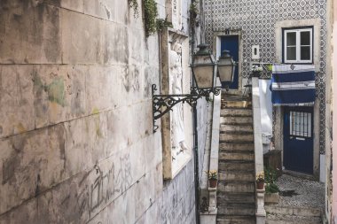 Lizbon, Portekiz 'de azulejo desenli duvarları olan apartmanın dışı.