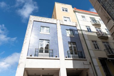 Lizbon, Portekiz 'de azulejo desenli duvarları olan apartmanın dışı.