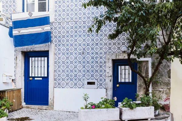 Exterior Del Edificio Apartamentos Con Paredes Con Patrón Azulejo Lisboa — Foto de Stock