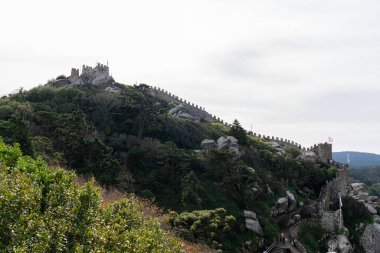 Moors Kalesi 'nin manzarası. Lizbon, Portekiz yakınlarındaki Sintra 'da bir tepede ortaçağ şatosu.