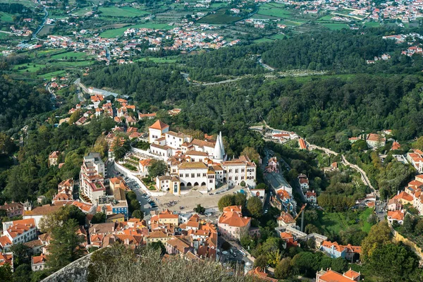 Portekiz 'deki Sintra Ulusal Sarayı' nın havadan görünüşü. Ağaçlı ve binalı manzara