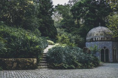 Küçük Kuşların Çeşmesi. Portekiz, Sintra 'da Pena Parkındaki Pavilion