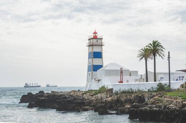 Cascais, Portekiz 'deki Tagus Nehri' nin kıyısındaki Santa Marta deniz fenerinin manzarası.