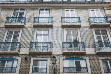 Lizbon, Portekiz 'de balkonları ve panjurları olan klasik bir apartman.