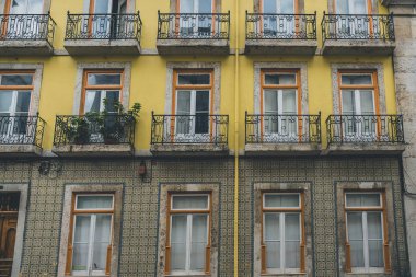 Lizbon, Portekiz 'de balkonları ve panjurları olan klasik bir apartman.