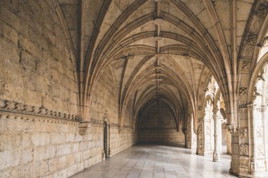 Portekiz, Lizbon 'da bulunan Jeronimos Manastırı' ndaki manastır koridoru.