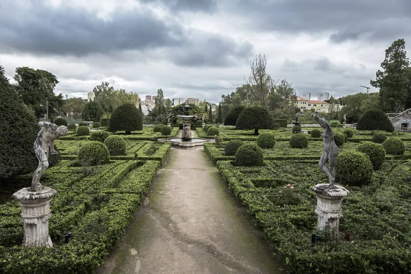 Park Dekorativními Zelenými Keři Bludištěm Zamračený Den Lisabonu Portugalsko — Stock fotografie