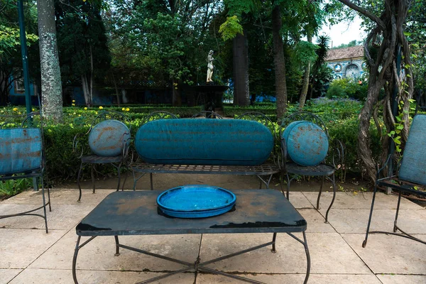 Prázdný Železný Stůl Židle Lavice Modrými Polštáři Parku — Stock fotografie