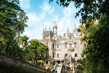 Sintra, Portekiz - 3 Mart 2023: Quinta da Regaleira, Portekiz 'in tarihi merkezi yakınlarında yer alan bir saraydır. UNESCO 'nun Dünya Mirası Sitesi