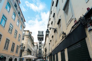 Lizbon, Portekiz - 27 Şubat 2023: Lizbon 'daki Santa Justa asansörünün manzarası