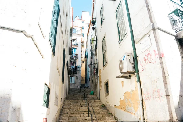 Lisboa Portugal Febrero 2023 Callejón Trasero Con Una Larga Escalera — Foto de Stock